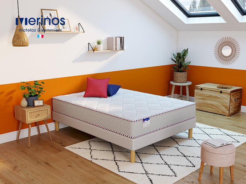 Matelas Mérinos Mamie Cherry 2 dans une chambre mansardée