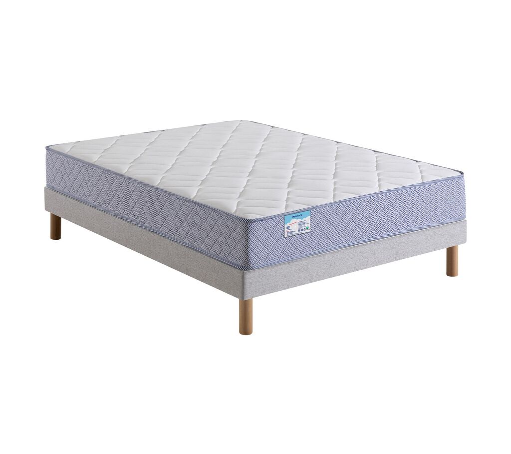 Matelas Mérinos Cozy posé sur un sommier à pieds bois, vue de trois quarts