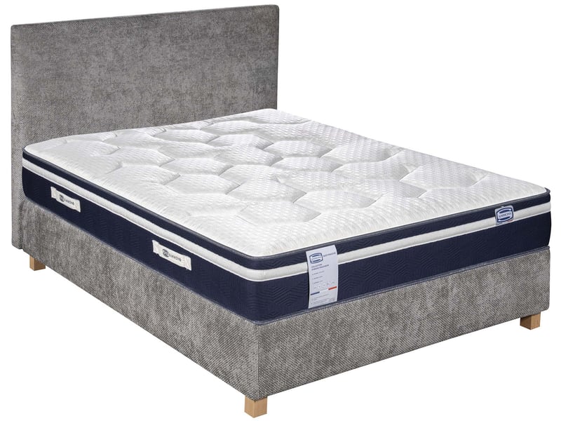 Matelas Simmons Nuit Fraîche sur un lit avec tête de lit