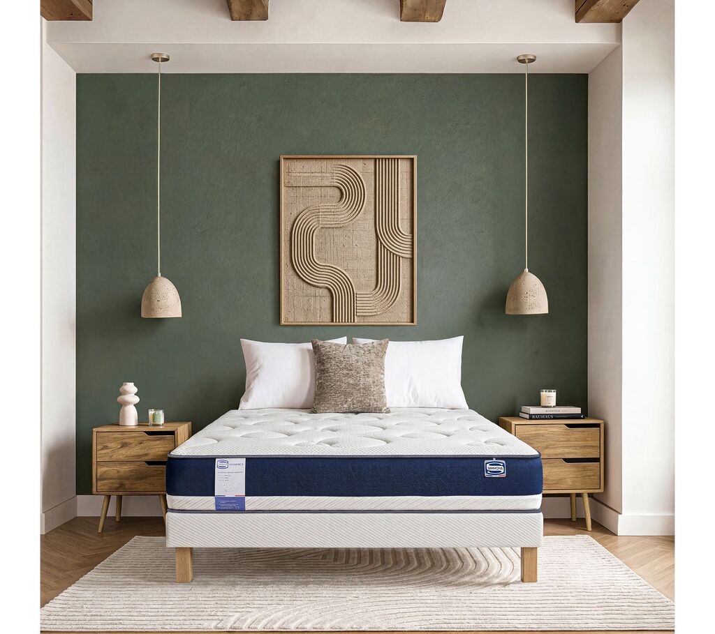 Matelas Simmons Oxygene's sur un sommier dans une chambre au mur vert