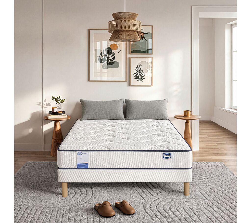 Matelas Simmons Training's sur un sommier à pieds bois dans une chambre claire