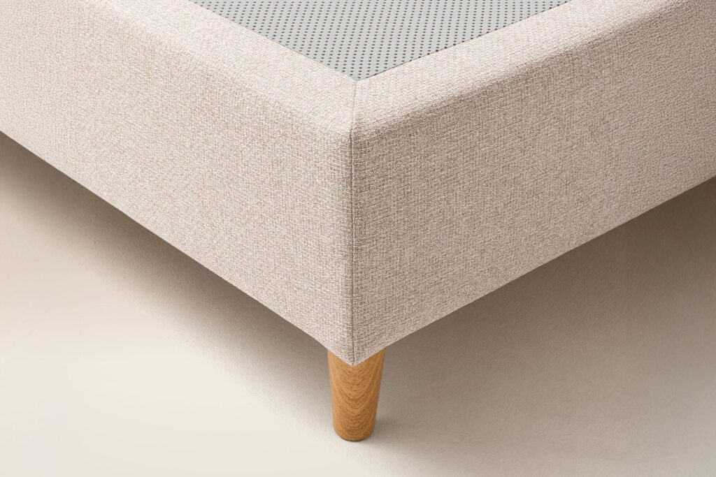 Mello Sommier tapissier kit, angle de la housse beige et pied conique