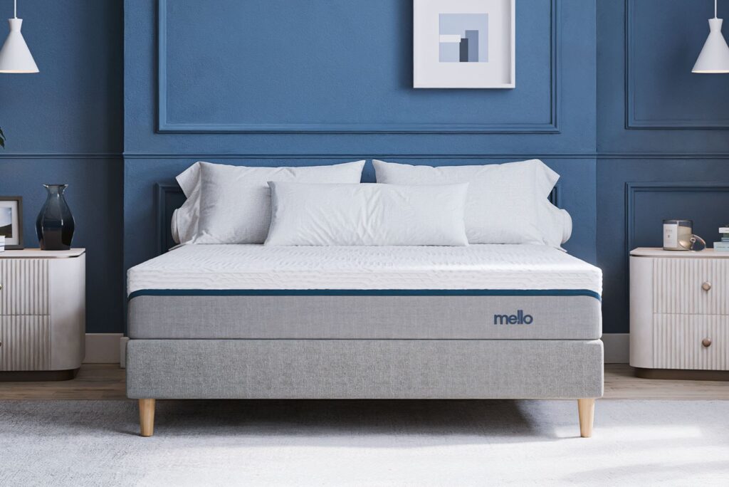 Mello Sommier tapissier kit gris avec un matelas dans une chambre bleue