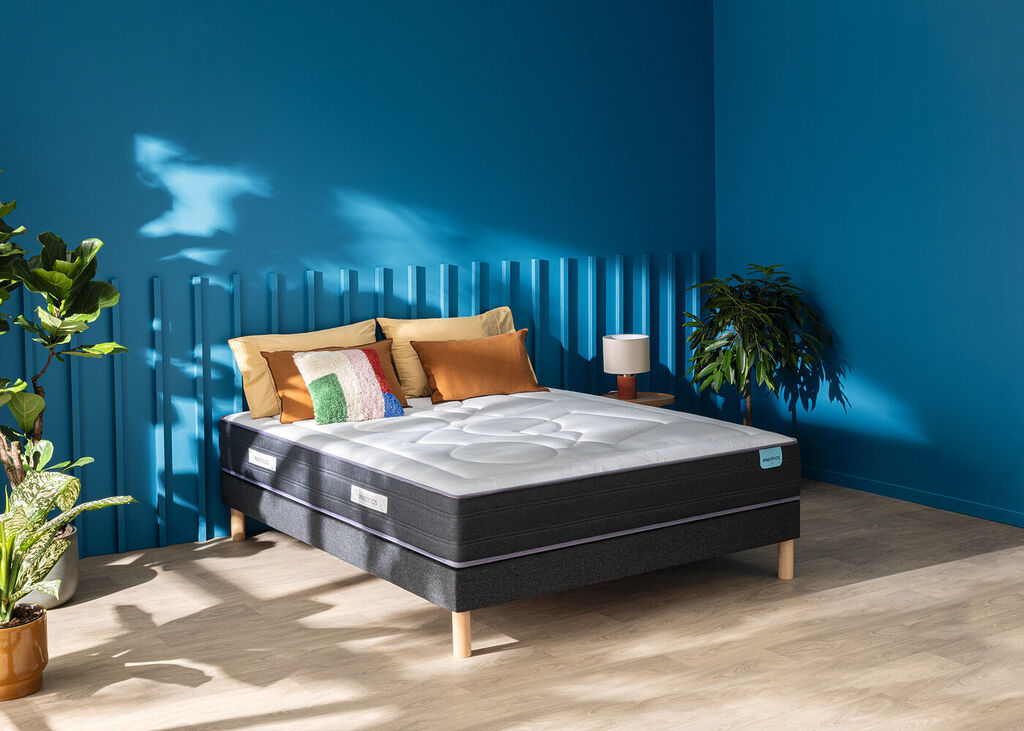 Matelas Mérinos Easy sur un lit double dans une chambre bleue
