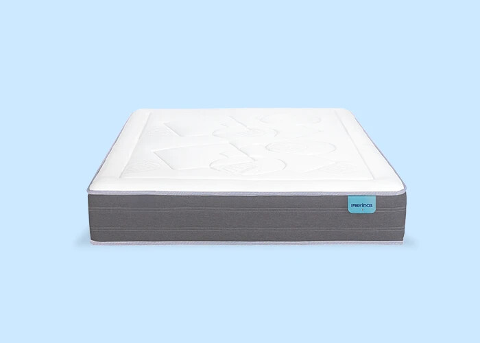 Matelas Mérinos Easy vu de face sur fond bleu clair