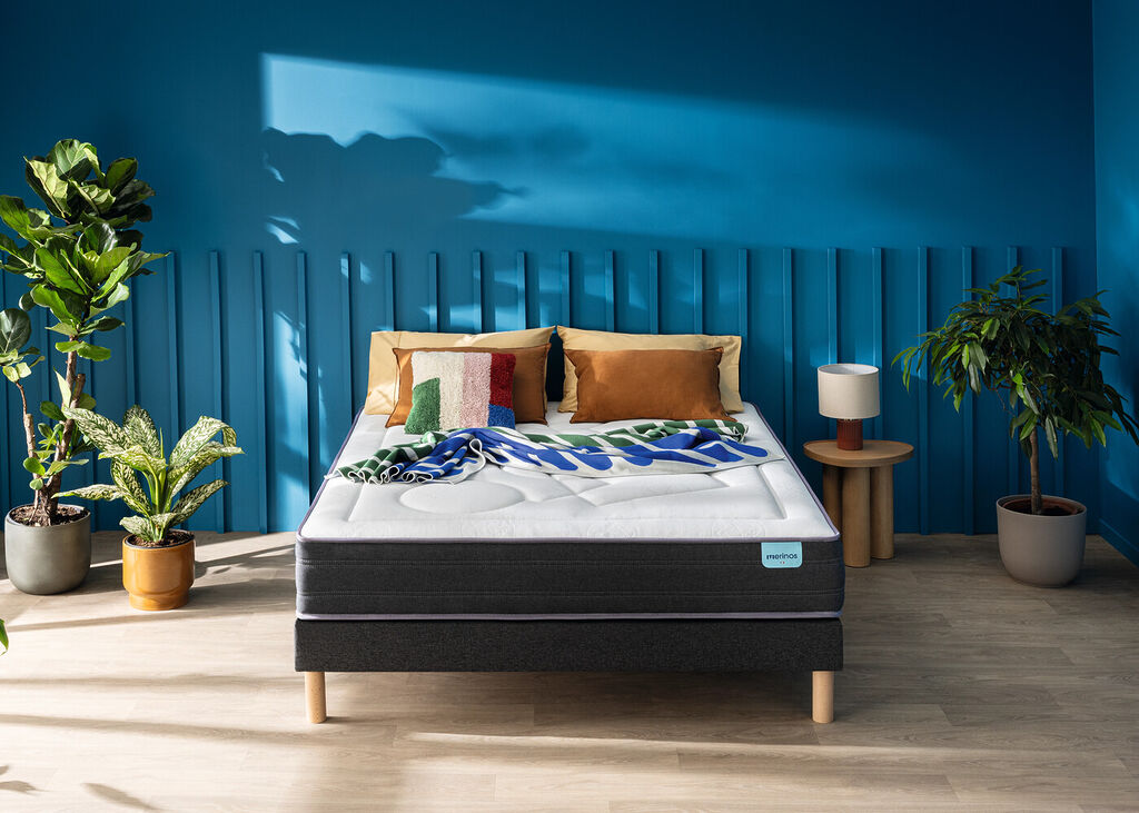 Matelas Mérinos Easy vu de face sur un sommier à pieds bois