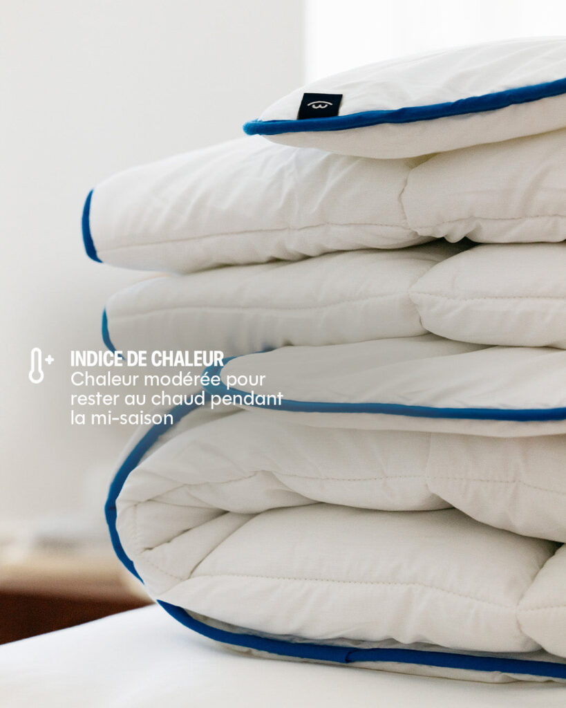 Couette tempérée Morphea pliée, avec son passepoil bleu