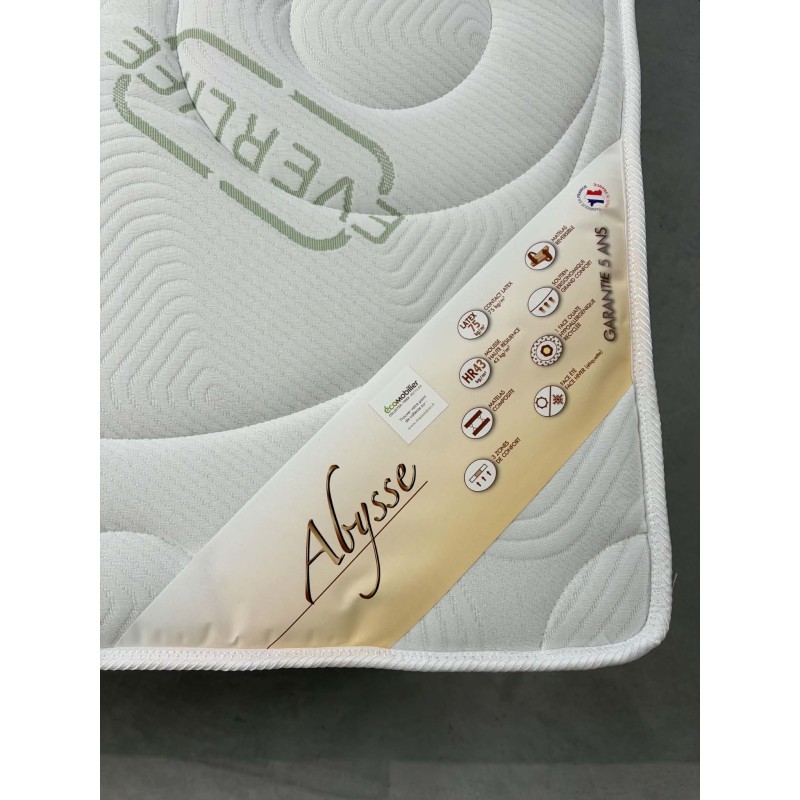Étiquette du matelas Noctéa Abysse cousue sur le plateau matelassé