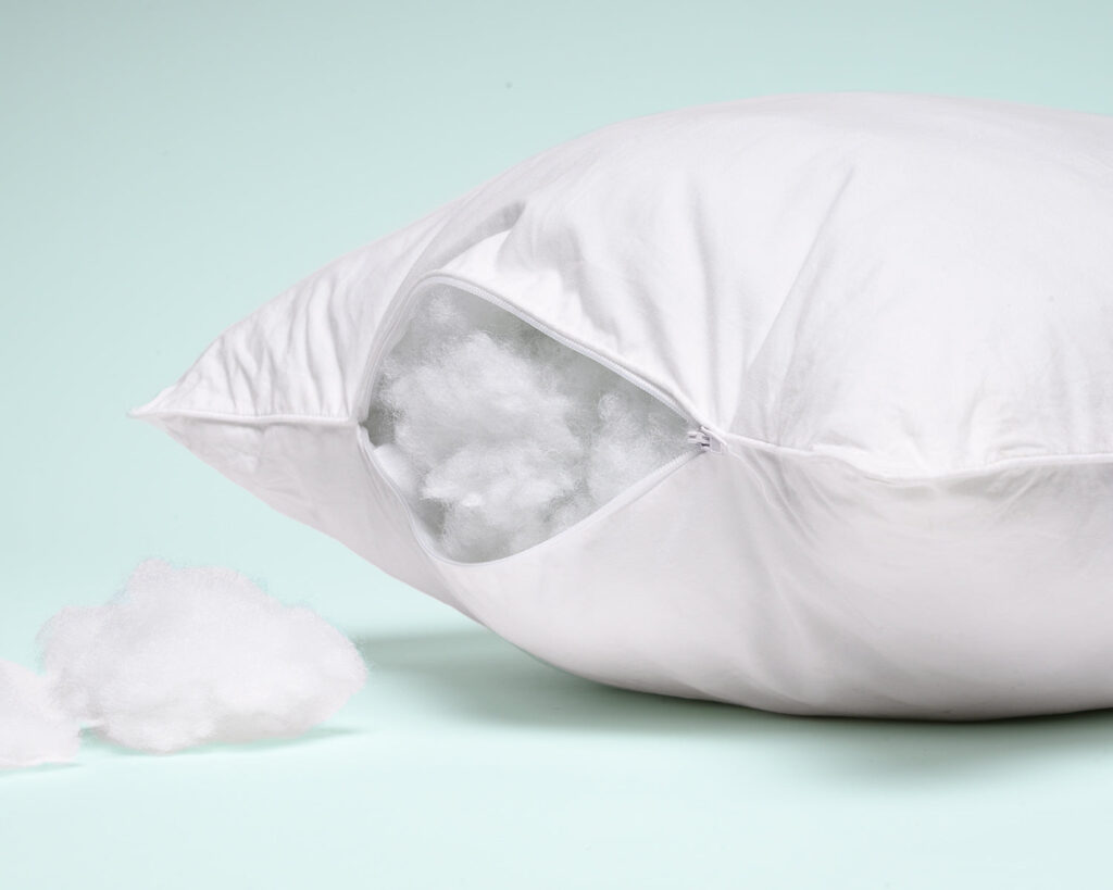 Oreiller Nyte Duvy ouvert sur ses flocons de fibres