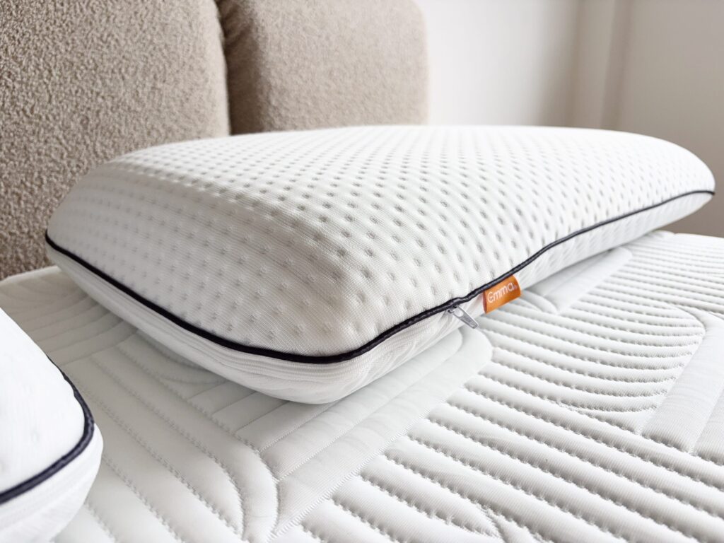 Oreiller Emma Original Adapt Thermorégulant posé sur un matelas