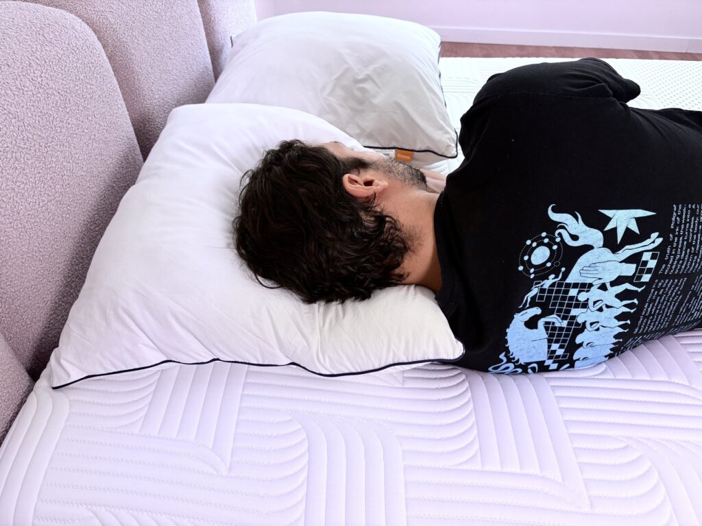 Testeur allongé sur le côté, la tête sur l'oreiller Emma Original Confort