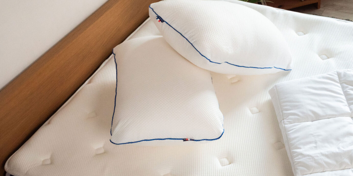 Un oreiller rectangulaire et un oreiller carré posés sur un matelas, photographiés pendant notre test