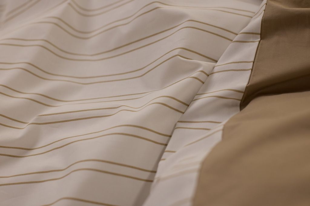 Percale de coton Emma à rayures beige, vue rapprochée du tissu