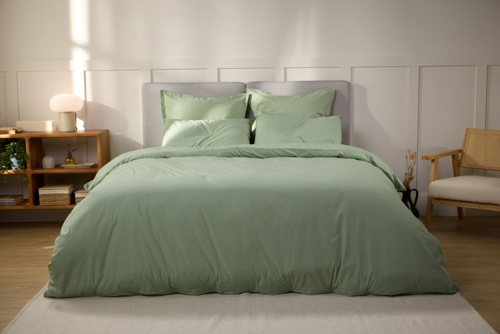 Parure Emma en percale de coton verte sur un lit double