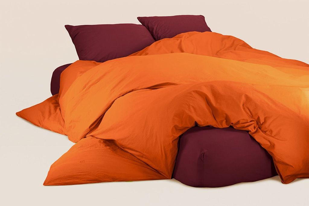 Lit habillé de la parure Tediber en percale orange et rouge