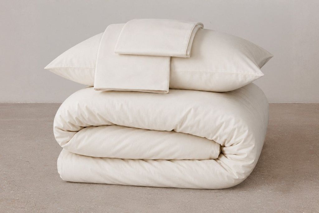 Parure de lit Morphea en percale lavée coloris écru pliée