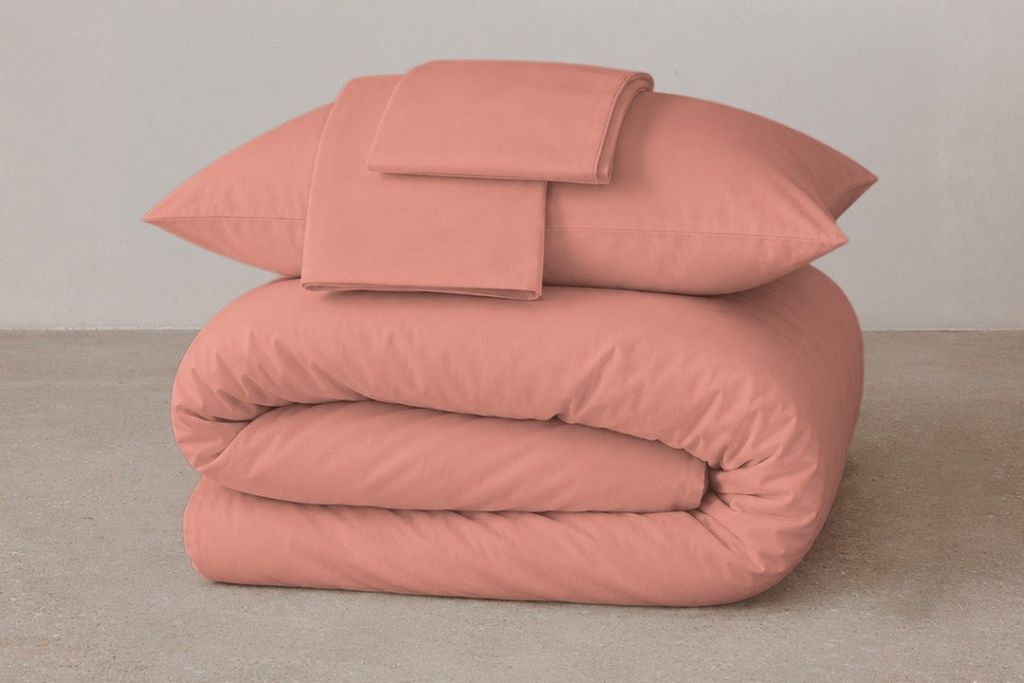 Parure de lit Morphea en percale lavée coloris pêche pliée