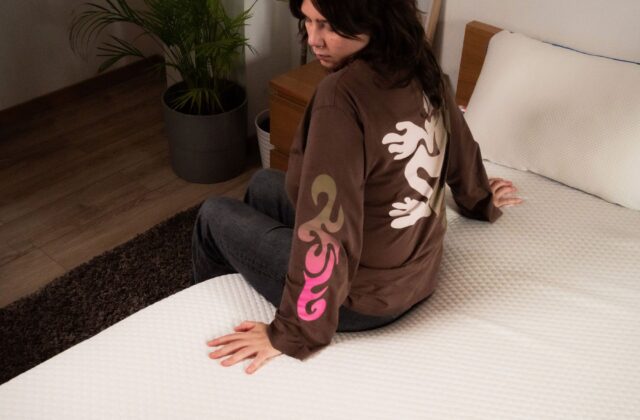 Personne assise sur le lit au réveil, regardant derrière elle