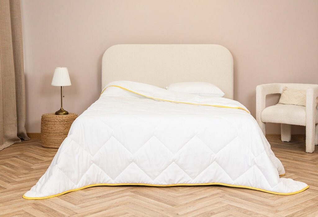 Slome Couette légère sur un lit double, vue de face