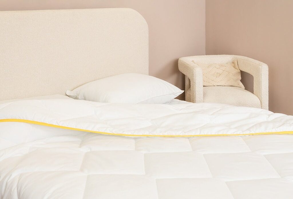 Slome Couette légère et oreiller sur un lit, vue rapprochée