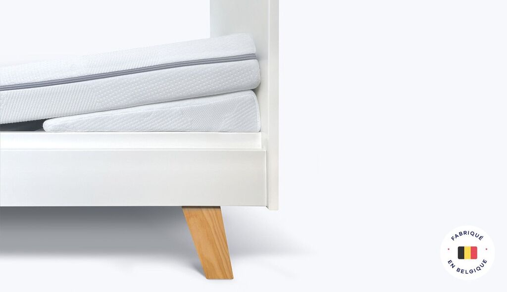 Matelas bébé Slome Nuage posé dans un lit blanc, vue de côté
