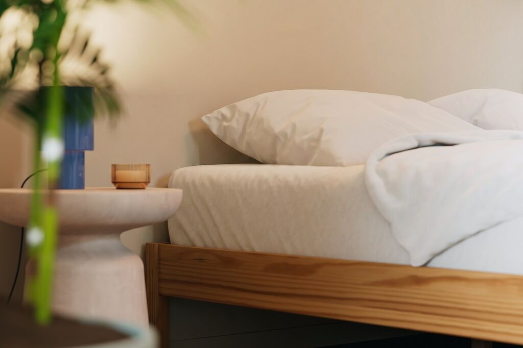 Gros plan sur le cadre en pin massif du sommier Leni de Slome sous un matelas