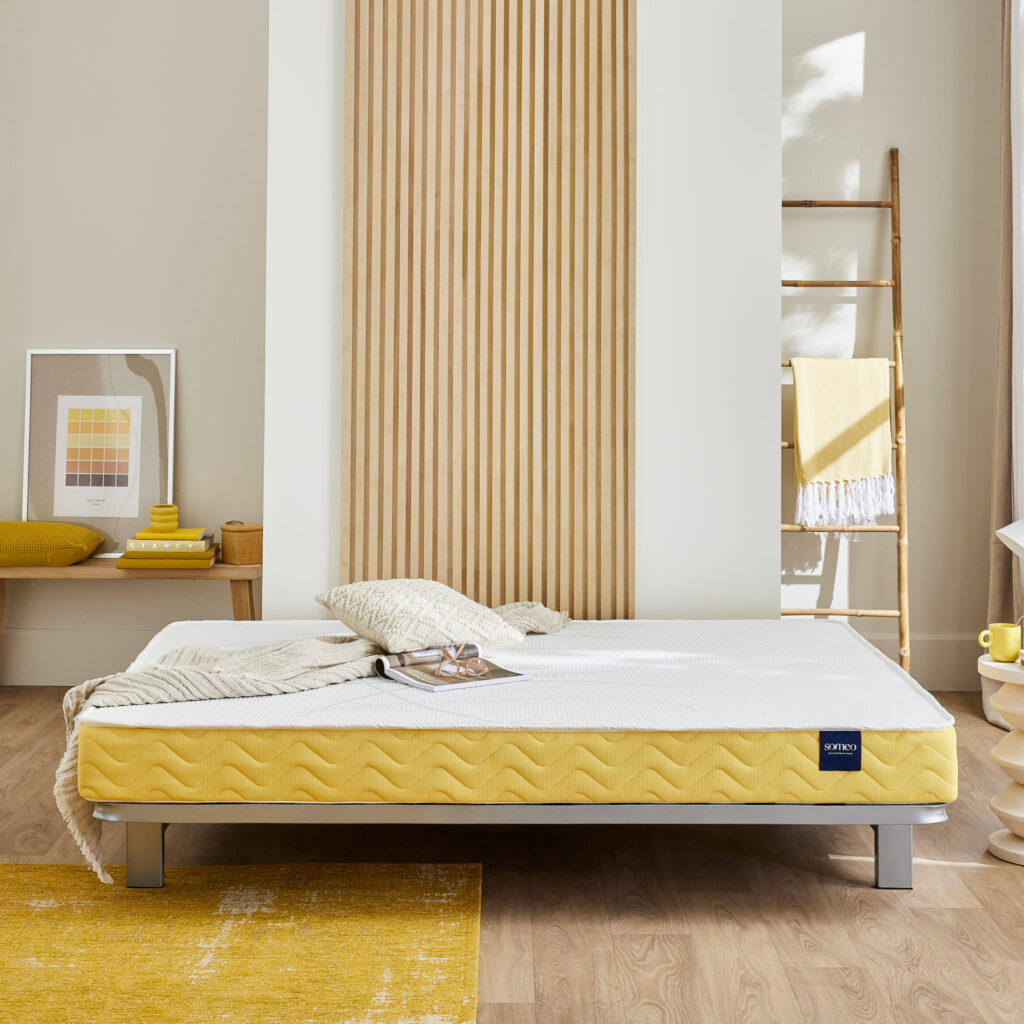 Banquette clic-clac dépliée en lit avec le matelas Someo Aurore 400