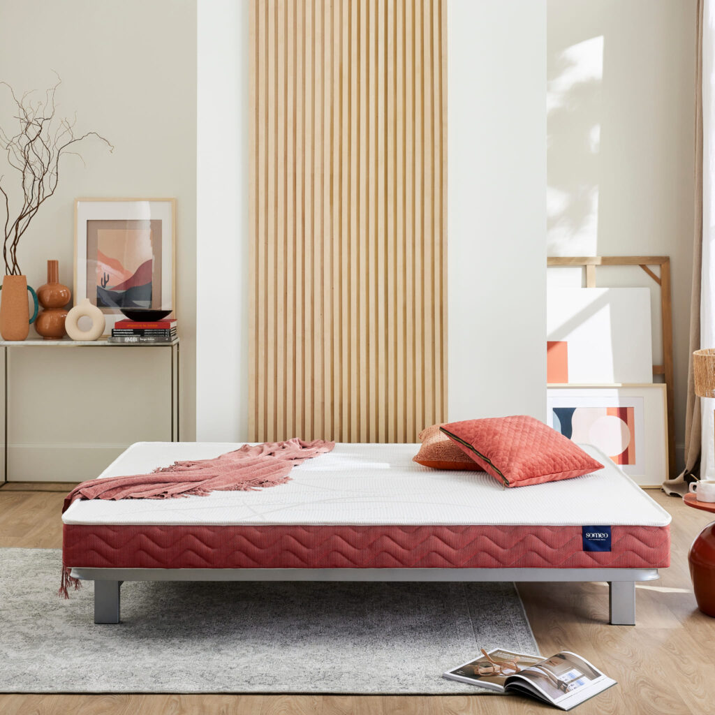Banquette clic-clac dépliée en lit avec le matelas Someo Crépuscule 400
