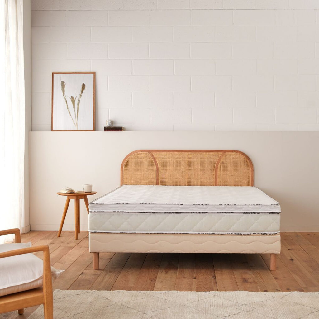 Surmatelas en fibre de coco Matelas No Stress sur un lit dans une chambre lumineuse