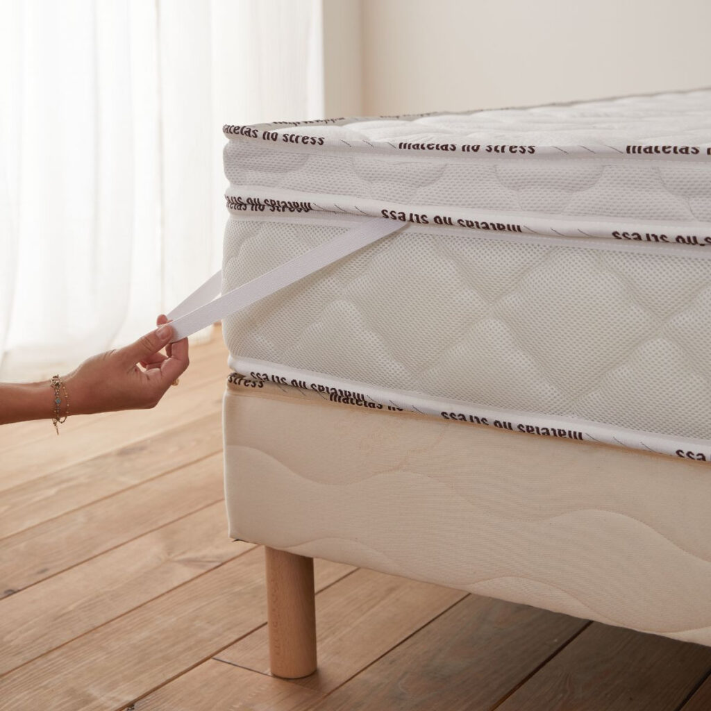 Élastique d’angle du surmatelas coco Matelas No Stress tiré sous le matelas