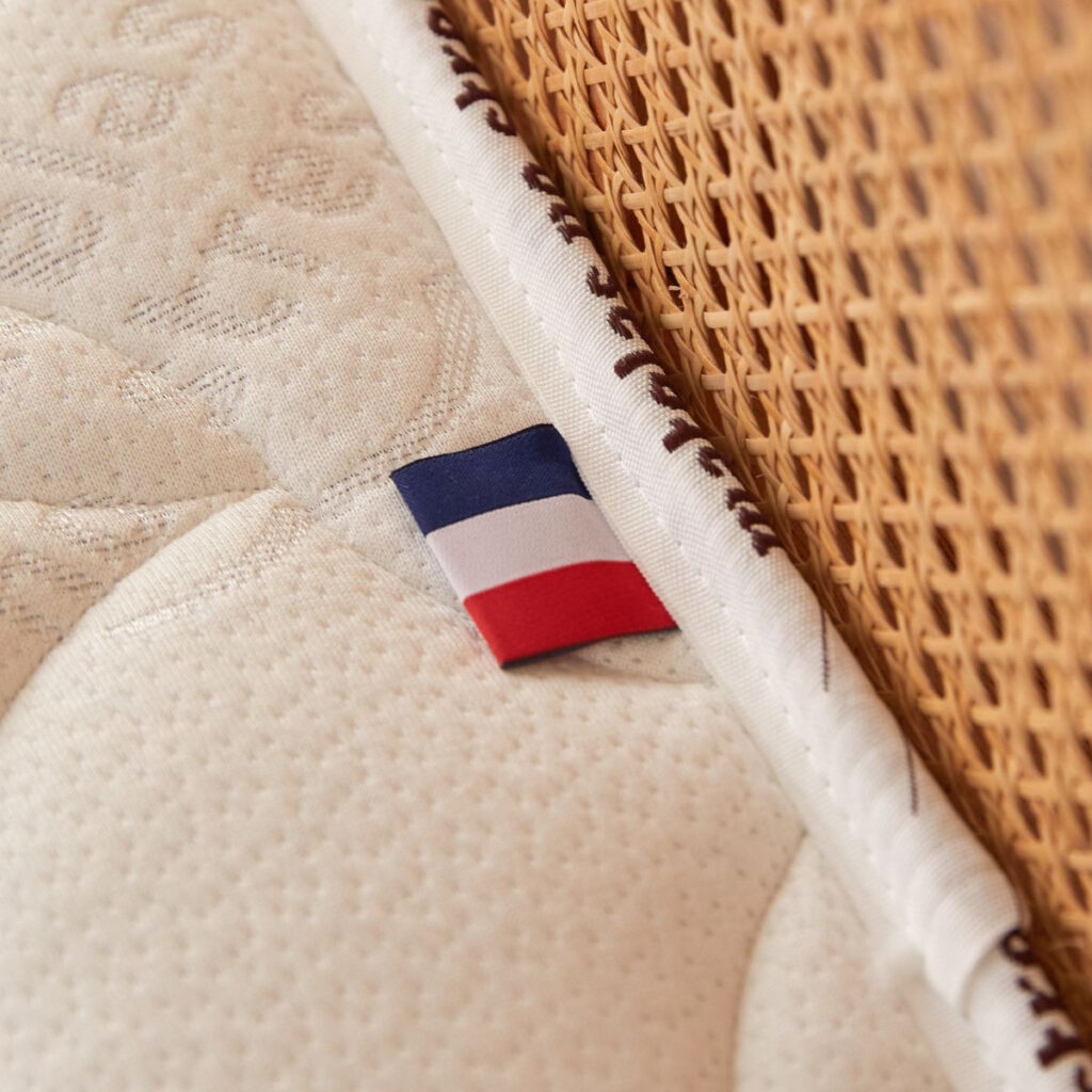 Étiquette tricolore cousue sur la housse du surmatelas coco Matelas No Stress