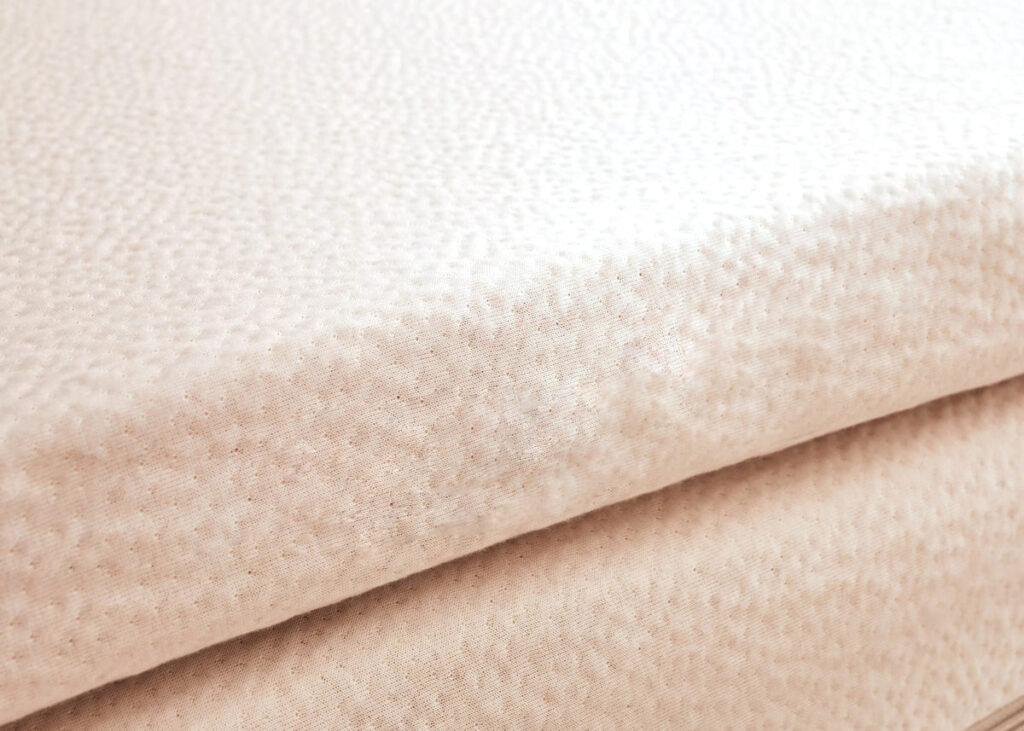 Détail de la housse en coton biologique et Tencel du surmatelas Kipli