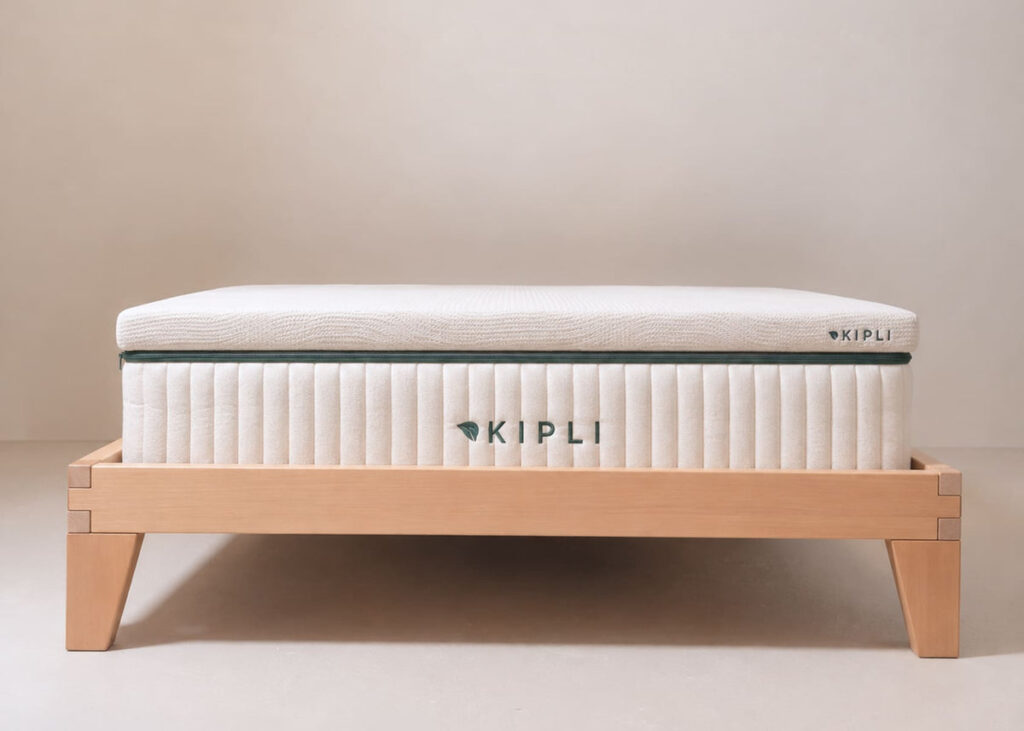 Surmatelas Kipli en latex naturel version Premium sur un matelas Kipli, vue de face