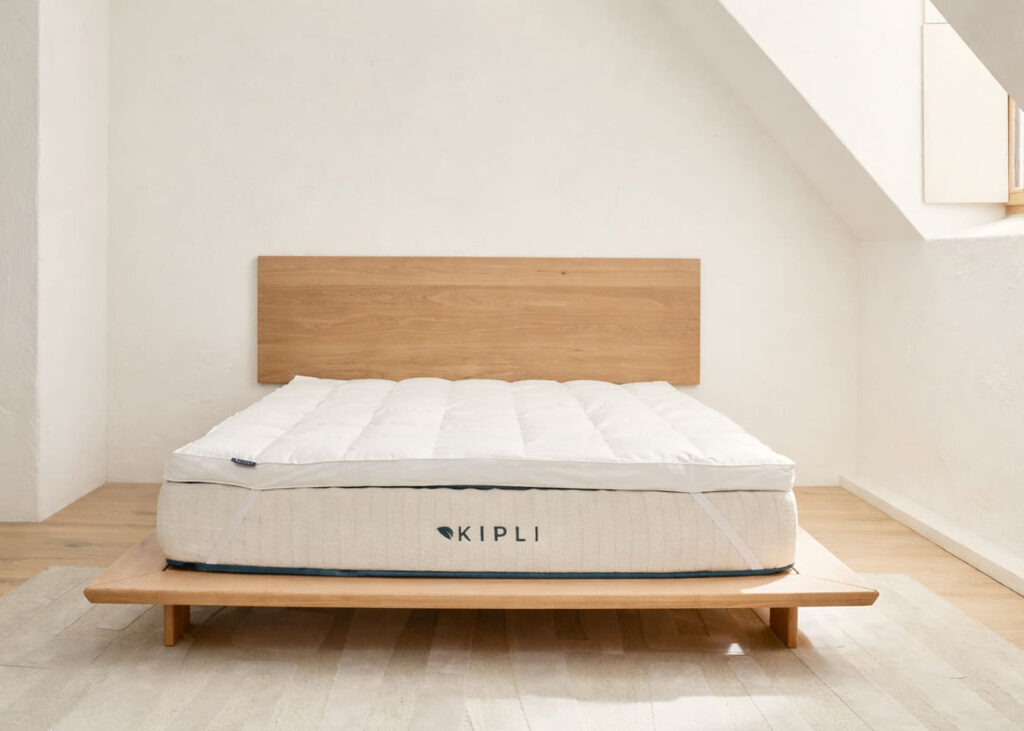 Surmatelas Kipli en plumes et duvet sur un lit bas dans une chambre lumineuse