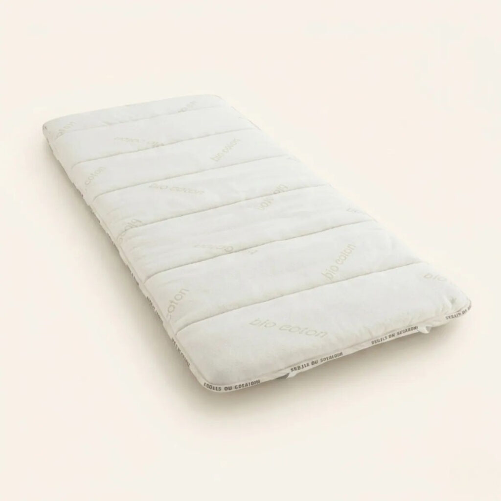 Surmatelas en laine et coton bio Matelas No Stress, vue d’ensemble sur fond clair