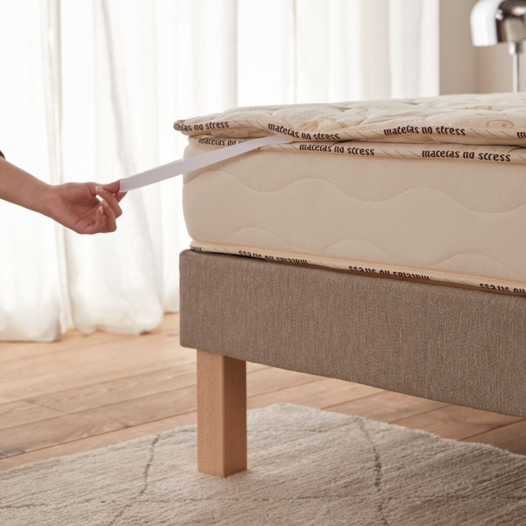 Élastique de coin du surmatelas en laine Matelas No Stress tendu sur un matelas