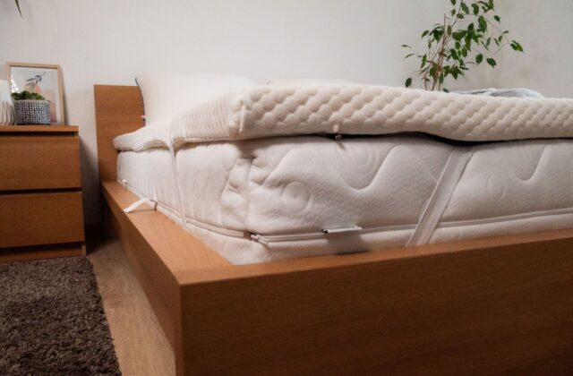 Vue latérale d'un surmatelas posé sur un lit en bois