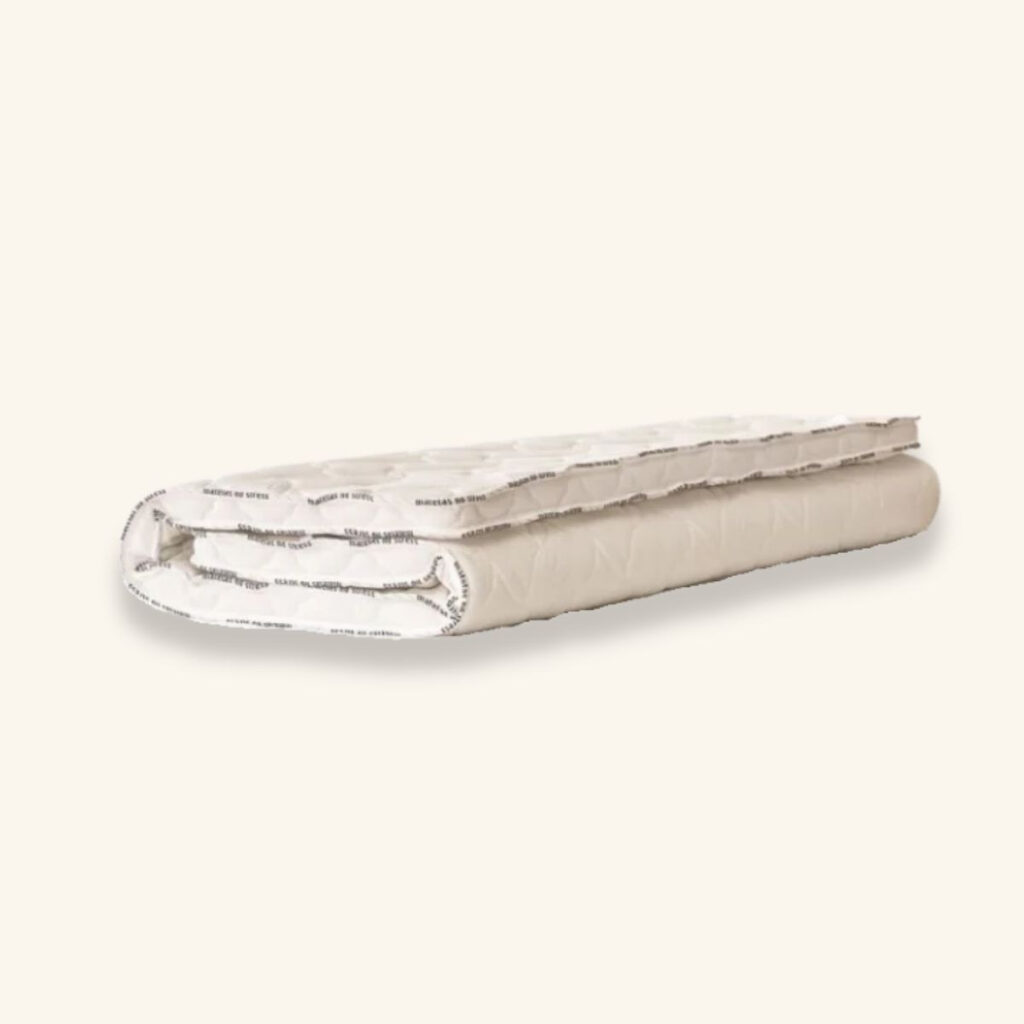 Surmatelas Matelas No Stress mémoire de forme et bambou roulé, sur fond clair