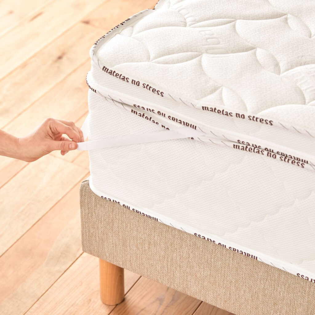 Élastique de coin du surmatelas Matelas No Stress tendu sur un matelas
