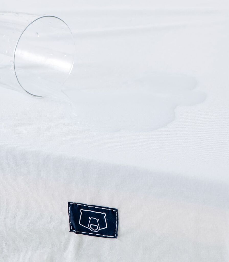 Matelas bébé Tediber Tedi, eau versée sur la protection imperméable