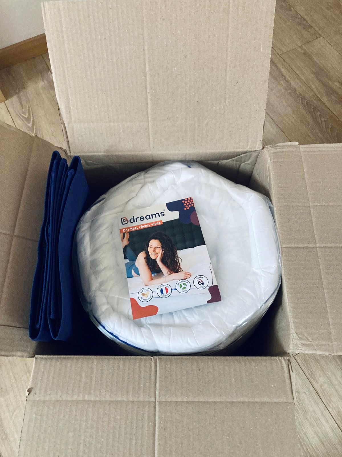 Carton ouvert avec le surmatelas Soft roulé et sa notice