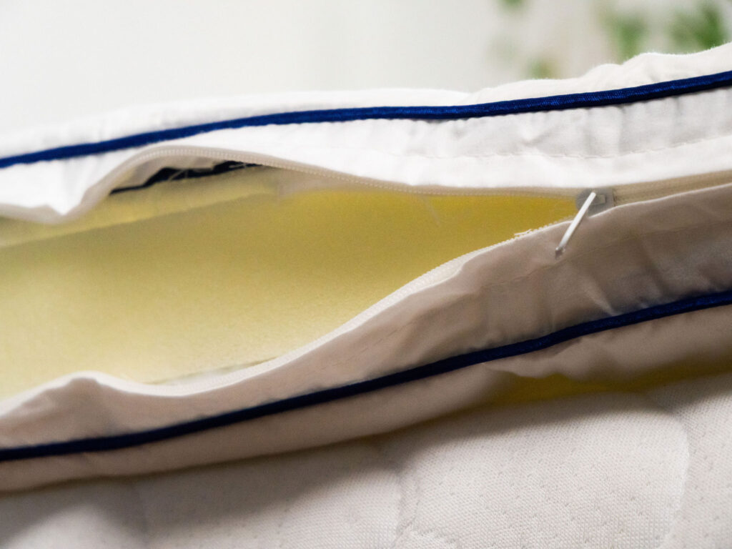Enveloppe ouverte du Bdreams Soft laissant voir la mousse Naturalis jaune
