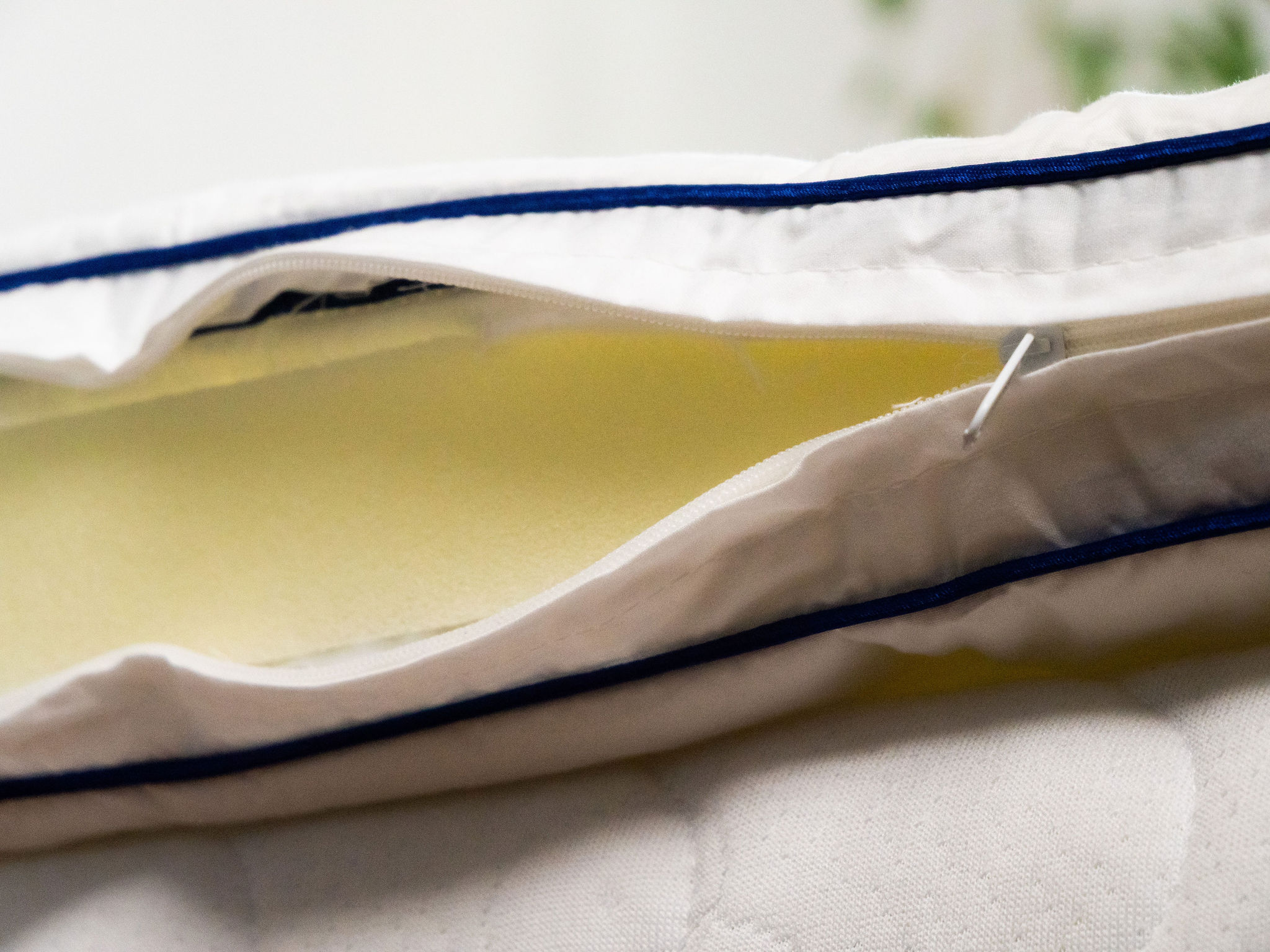 Enveloppe ouverte du Bdreams Soft laissant voir la mousse Naturalis jaune