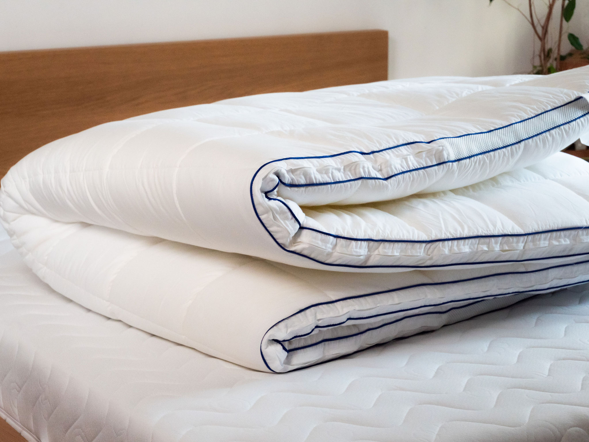 Surmatelas Bdreams Soft plié en quatre sur le lit