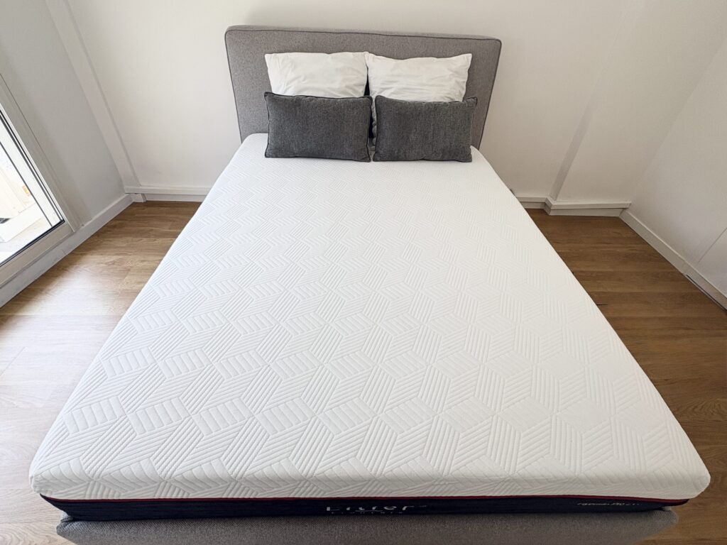 Matelas Litier Français Hybride Pro 2 Fresh+ installé sur un lit coffre gris pendant notre test
