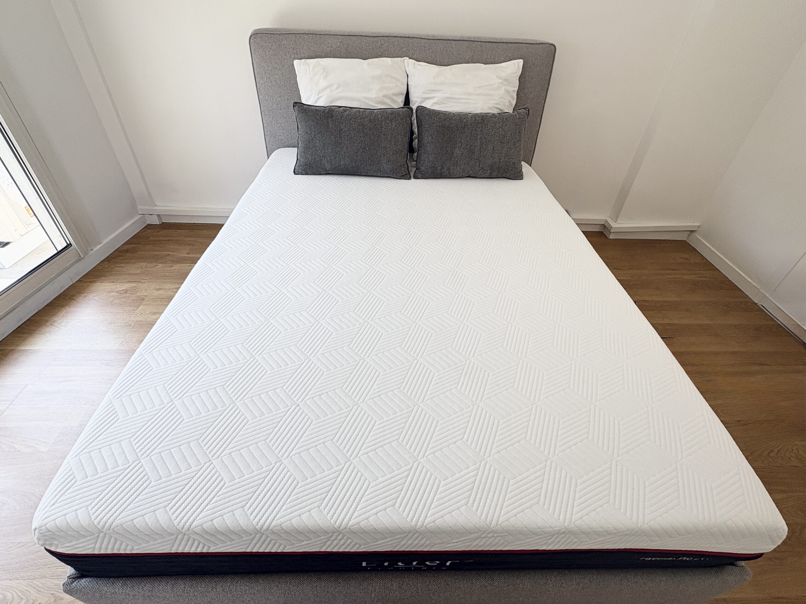 Matelas Litier Français Hybride Pro 2 Fresh+ installé sur un lit coffre gris pendant notre test