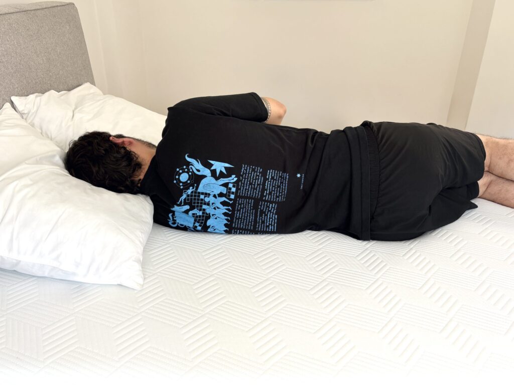 Testeur allongé sur le côté sur le matelas Hybride Pro 2 Fresh+