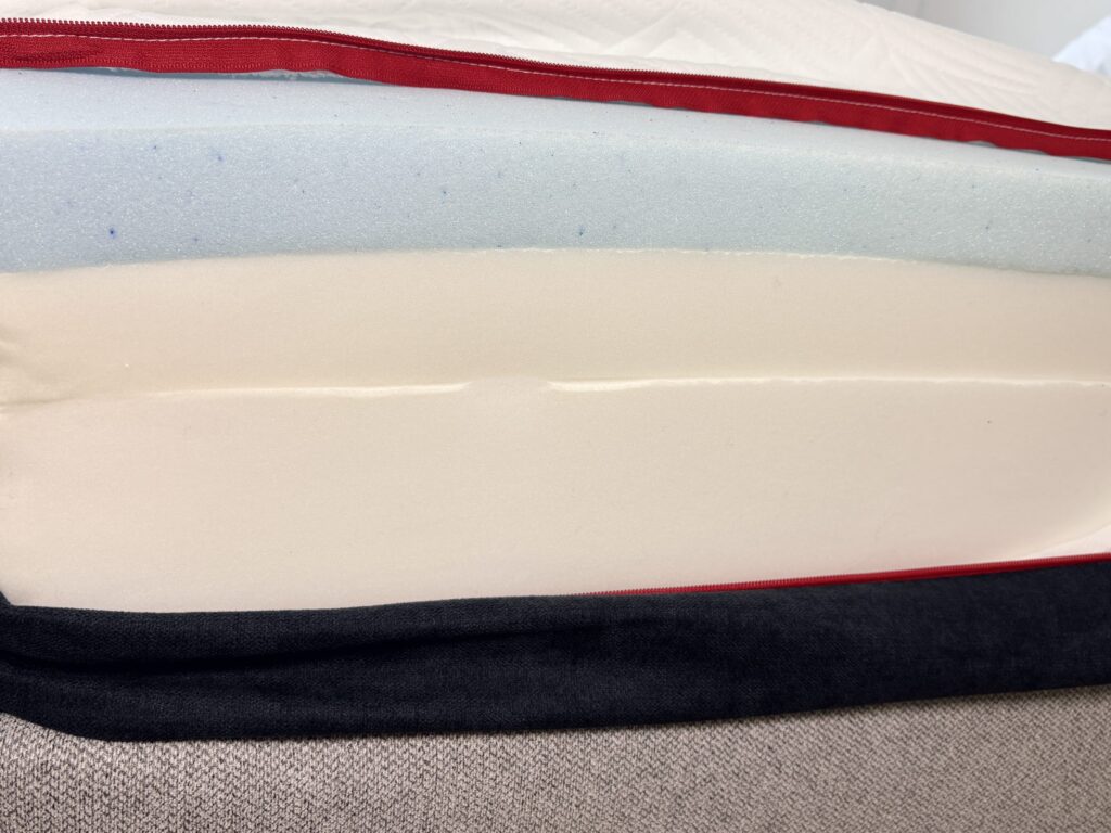 Tranche des mousses de confort du matelas Litier Français sous la housse