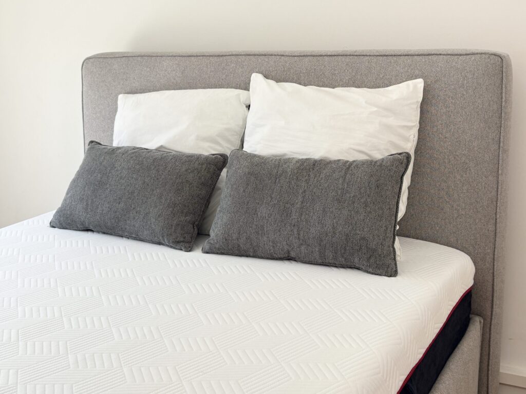 Hybride Pro 2 Fresh+ avec oreillers blancs et coussins gris contre la tête de lit