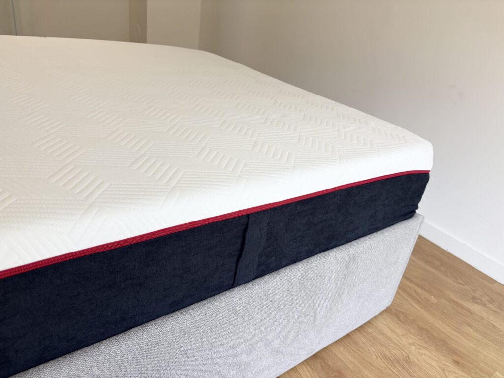 Vue de profil du matelas Hybride Pro 2 Fresh+ et de sa bande latérale bleu marine